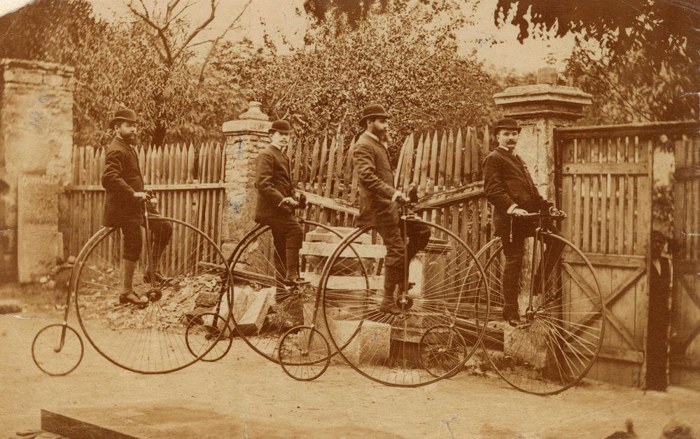 Ismeretlen fényképkészítő: Férfitársaság velocipéden. 7,5 × 11,5cm. 1880-as évek. Albumin. © Magyar Nemzeti Múzeum
