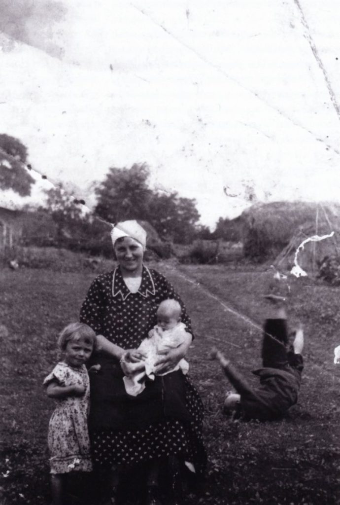 Ismeretlen fényképkészítő: Anya és gyermekei a szabadban, 1924 körül (?) © Hórusz Archívum