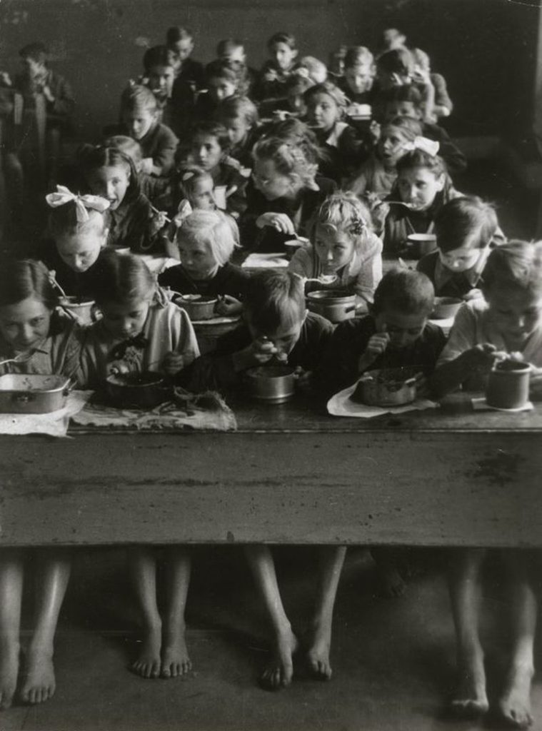 Ételosztás iskolásoknak, Escher Károly felvétele, 1945-1946. Magyar Nemzeti Múzeum