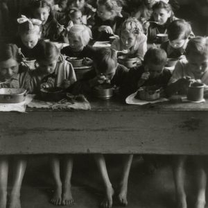 Ételosztás iskolásoknak, Escher Károly felvétele, 1945-1946. Magyar Nemzeti Múzeum