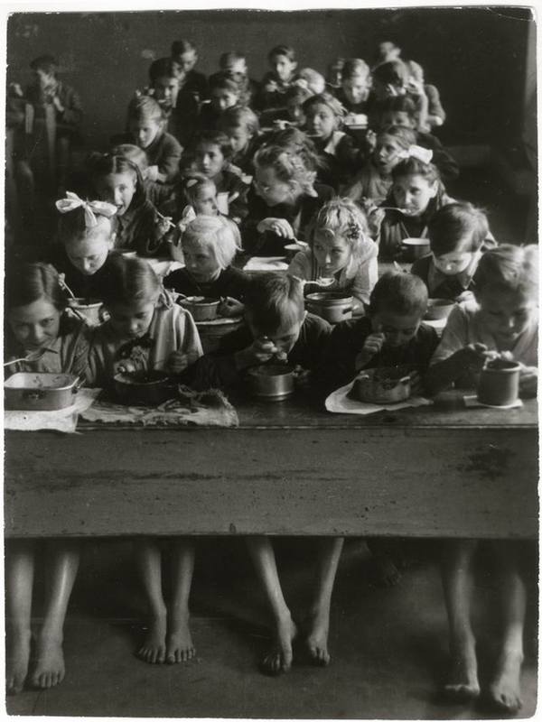 Ételosztás iskolásoknak, Escher Károly felvétele, 1945-1946. Magyar Nemzeti Múzeum Történeti Fényképtár, ltsz.: 60.1129 Foto Escher. 11. Falusi iskola, 1935