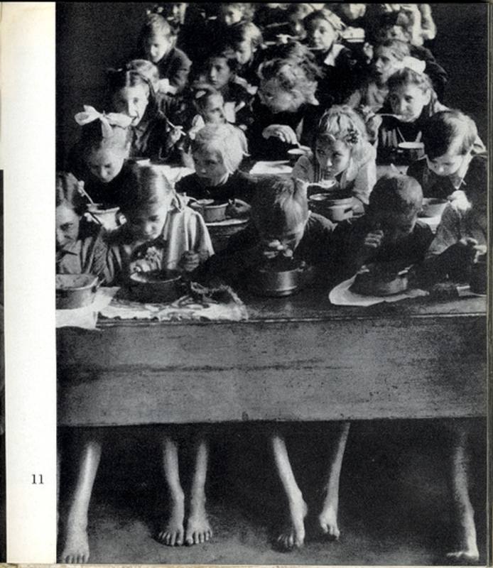 Ételosztás iskolásoknak, Escher Károly felvétele, 1945-1946. Magyar Nemzeti Múzeum Történeti Fényképtár, ltsz.: 60.1129 Foto Escher. 11. Falusi iskola, 1935