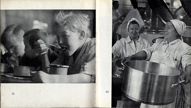 A Foto Escher 52-53. oldalpárja. 52. Az első kanál meleg leves, 1945. 53. Üzemi konyha, 1950