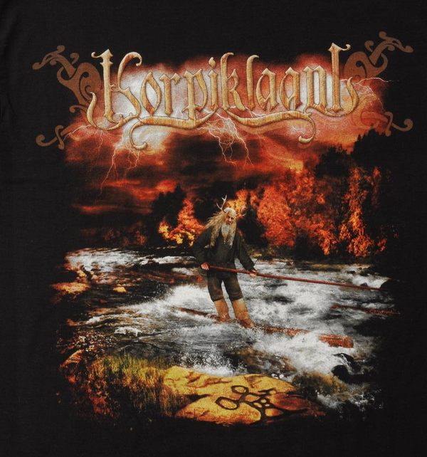 A Korpiklaani Korven Kuningas (Az erdő királya) című albumának (2008) pólója. Vaari figura, az előtérben a sámán figura. Néprajzi Múzeum, ltsz. 2009. 7. 3.