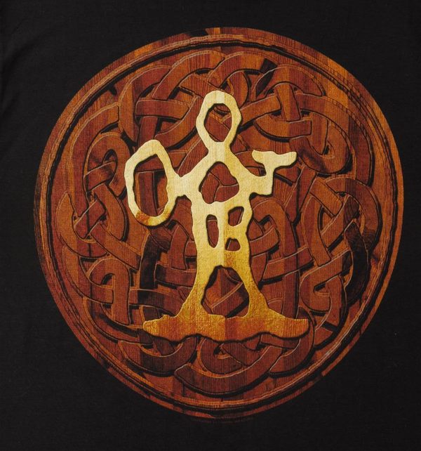 A Korpiklaani Korven Kuningas (Az erdő királya) című albumának (2008) pólója. A póló hátulja: sámán figura. Néprajzi Múzeum, ltsz. 2009. 7. 3.