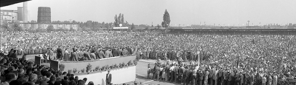 Alkotmány napi nagygyűlés a Vasas ETO stadionban az MSZMP KB tagjainak részvételével. Győr, 1959. augusztus 20.