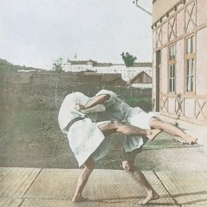 Sasaki mester judot oktat a BEAC lágymányosi sporttelepén 1906 nyarán. Ismeretlen fényképező felvétele. © Magyar Olimpiai és Sportmúzeum