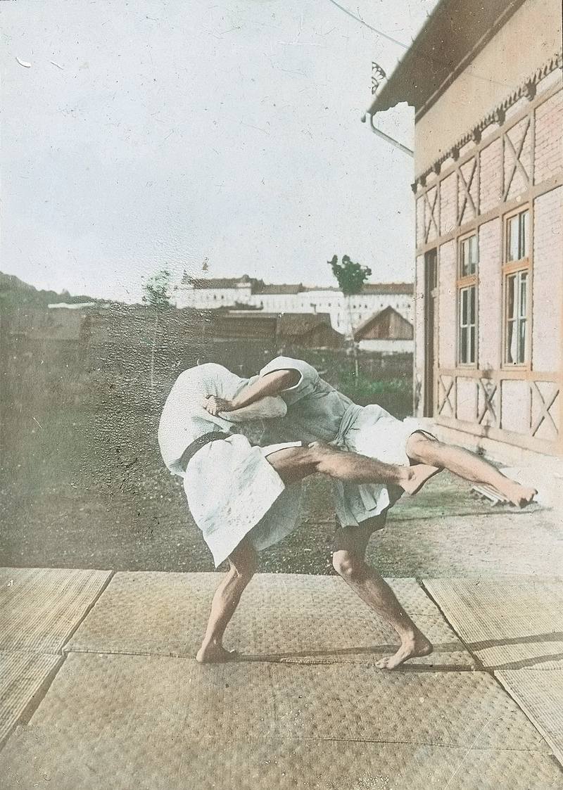 Sasaki mester judot oktat a BEAC lágymányosi sporttelepén 1906 nyarán. Ismeretlen fényképező felvétele. © Magyar Olimpiai és Sportmúzeum