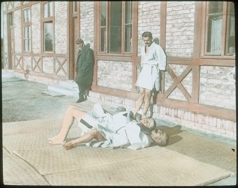 Sasaki mester <!-- dzsúdó -->judot oktat a BEAC lágymányosi sporttelepén 1906 nyarán. Ismeretlen fényképező felvétele. © Magyar Olimpiai és Sportmúzeum