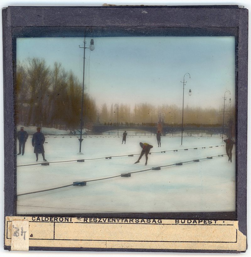 Gyorskorcsolyázók. Ismeretlen fényképező felvétele. © Magyar Olimpiai és Sportmúzeum