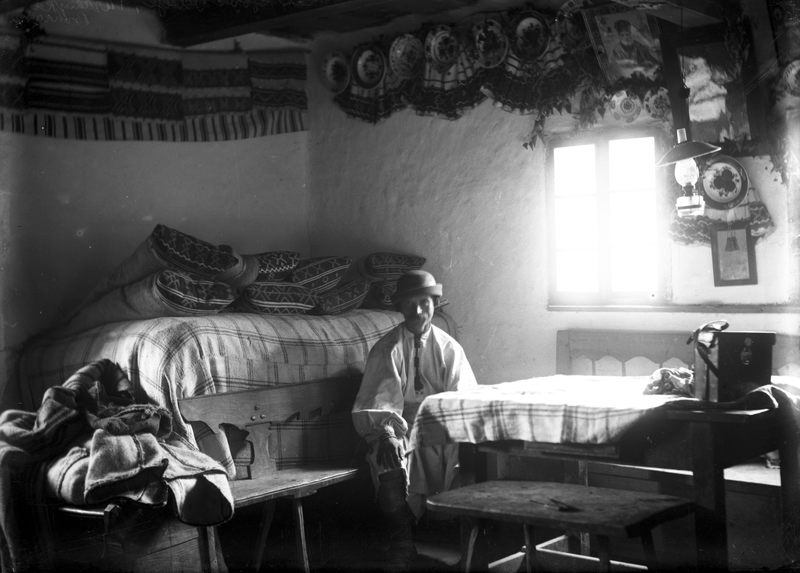 Román szoba, Tárkányka (Tărcăița), 1911. Üvegnegatív, 13×18, Györffy István felvétele © Néprajzi Múzeum
