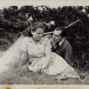 Ifjú szülők, Balatonboglár, 1960-as évek eleje, Baji Mihály felvétele, eredetileg 6×9-es fotópapírról 2000 körül készített másolat. Magántulajdon
