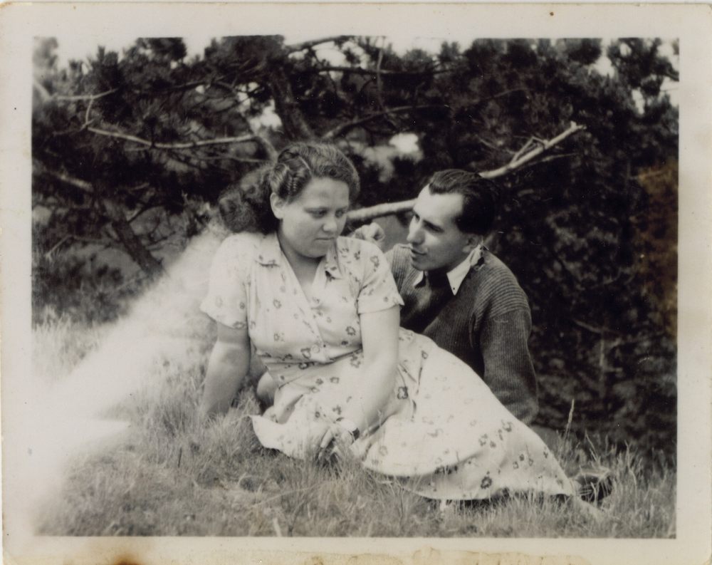 Ifjú szülők, Balatonboglár, 1960-as évek eleje, Baji Mihály felvétele, eredetileg 6×9-es fotópapírról 2000 körül készített másolat. Magántulajdon