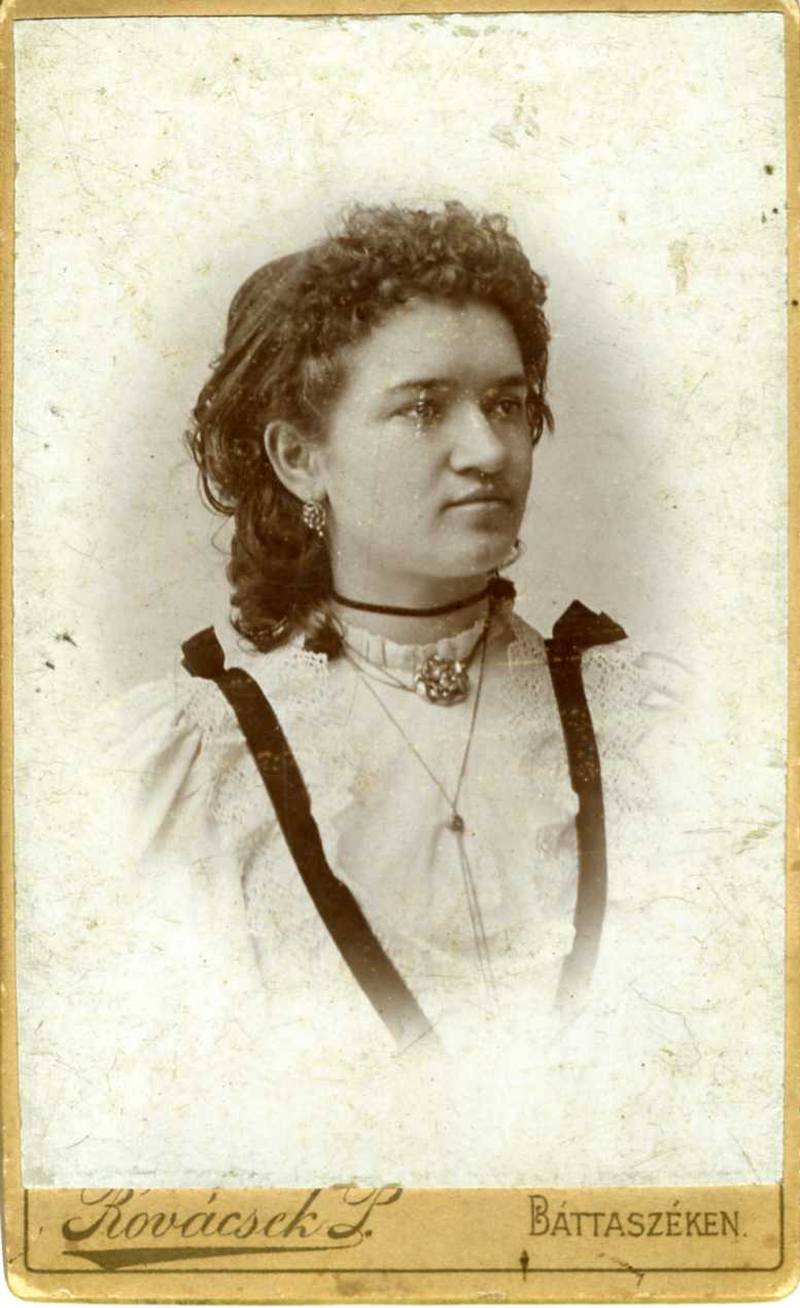 Fiatal nő a Kunczer-családból Szekszárdról, 1900-as évek, Récsei Pál felvétele. © Wosinsky Mór Megyei Múzeum újkortörténeti archív fotó gyűjtemény