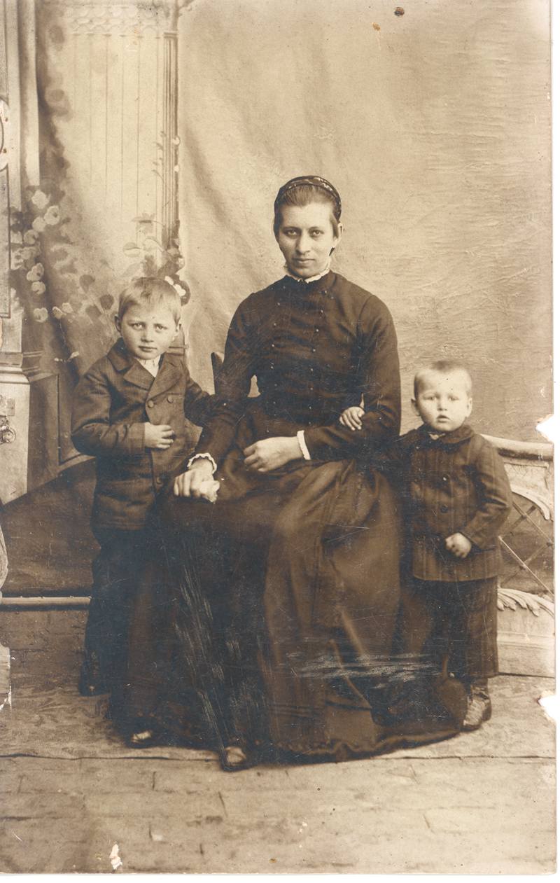 Jakab Andrásné gyermekeivel 1916-ban. A képet az Édesapának küldték a frontra Várdombról. © Wosinsky Mór Megyei Múzeum újkortörténeti archív fotó gyűjtemény