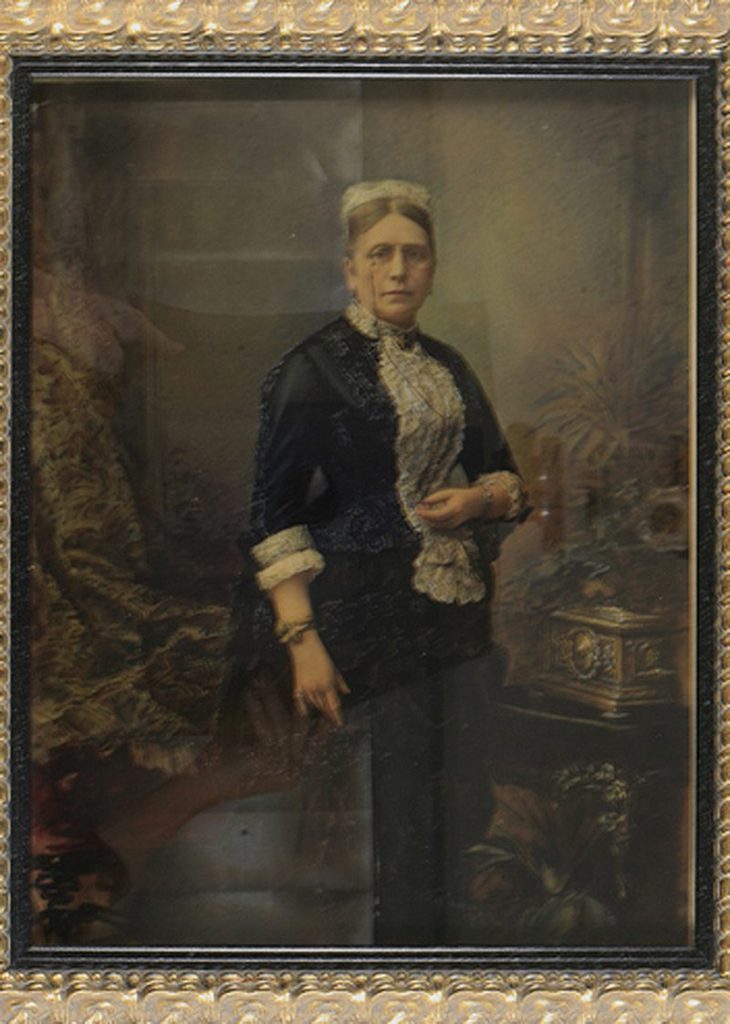 Pscherer Miklósné Rigler Josephine, Budapest, 1880 körül, kromotípia, 40.5×33, Koller Károly felvétele, reprodukció © Magyar Nemzeti Múzeum