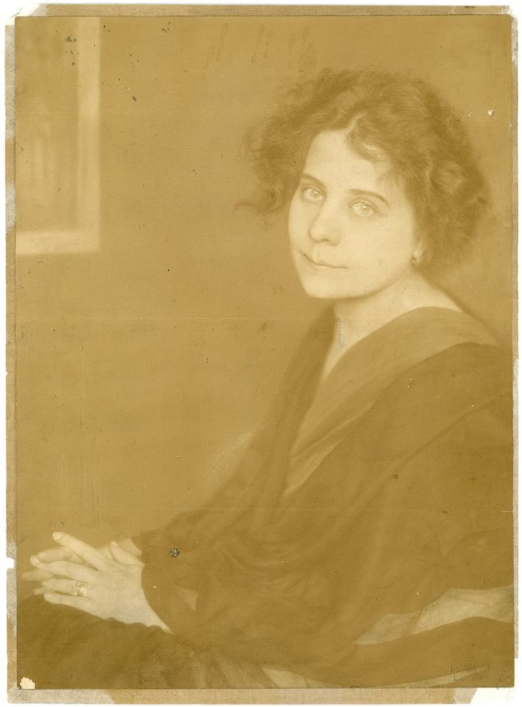 Kaffka Margit portréja, Budapest, 1916 körül, matt albumin, 17,4 × 23,5 cm, Máté Olga felvétele, ltsz.: 2724 © Petőfi Irodalmi Múzeum