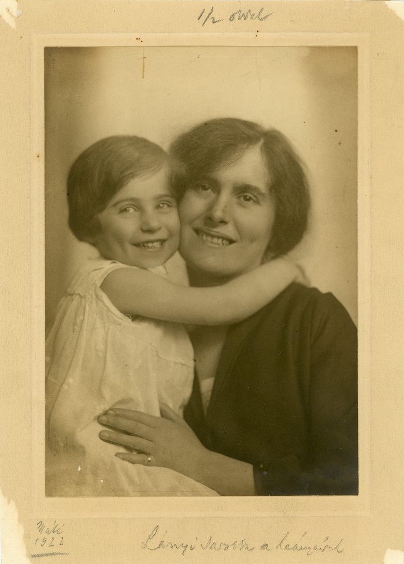 Lányi Sarolta költő kislányával, Annával, 1922/2000  albumin 15 × 21 cm, Máté Olga felvétele, ltsz.: 2613 © Petőfi Irodalmi Múzeum