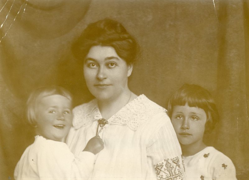 Erdős Renée író gyermekeivel, Veronikával és Kornéliával, 1919, albumin, 21,1 × 16,6 cm, Máté Olga felvétele, ltsz.: 3179 © Petőfi Irodalmi Múzeum