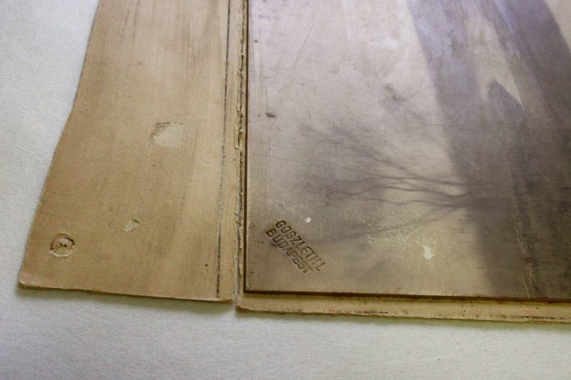 A Hanyi zsilipről készült kép részlete Goszleth bélyegzőjével, Kovács Péter felvétele tisztítás előtt, a tükröződéssel