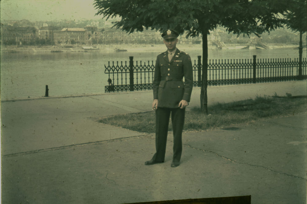 Edward J. Czerniuk őrnagy Budapesten, 1946. Ismeretlen fényképész felvétele; Hadtörténeti Intézet és Múzeum tulajdona