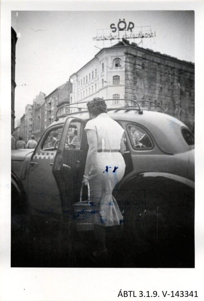 Taxiba szálló utas/Megfigyelt személy, Blaha Lujza tér, Budapest, 1957. július 15. Állambiztonsági Szolgálatok Történeti Levéltára