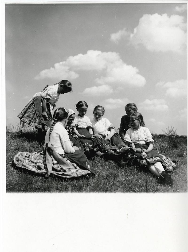 Szlovák viseletbe öltözött lányok fényképet nézegetnek Csömör, 1937 (?) Csörgeő Tibor felvétele Magyar Fotográfiai Múzeum, N 2745