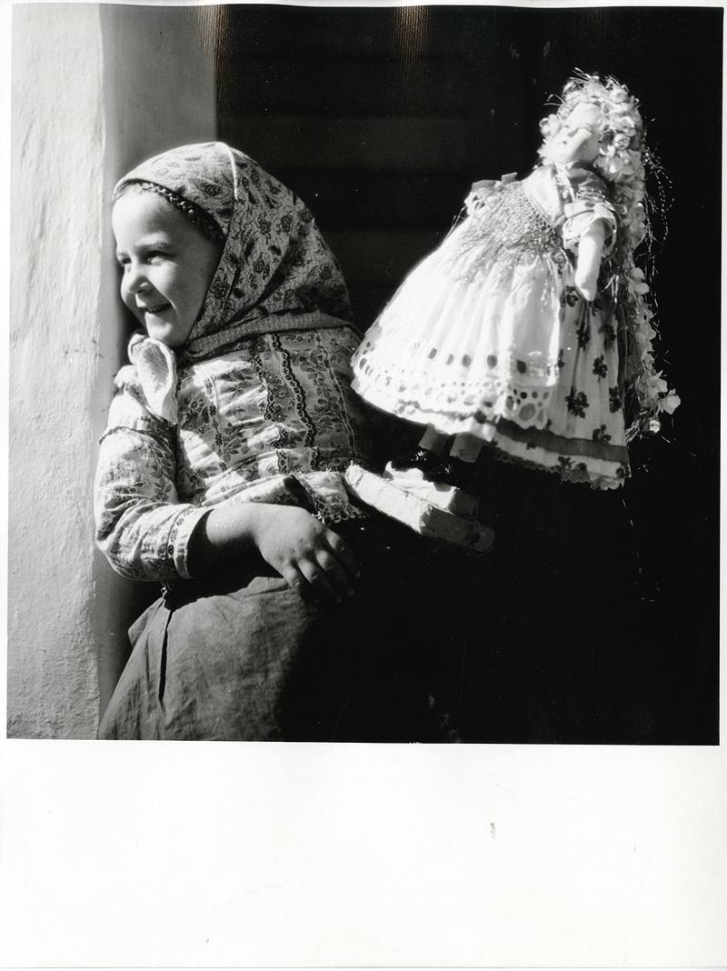 Kislány „latorec” babával a kezében fényképezésre várva Csömör, 1936 Csörgeő Tibor felvétele Magyar Fotográfiai Múzeum, N 2744