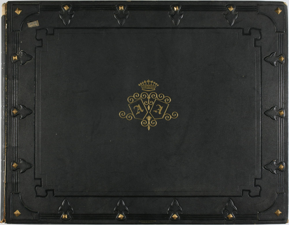 Rosti Pál Fényképi Gyűjteménye, 1858. Az Amadei (született Rosty) Annának ajánlott album borítója az ajándékozott nevének kezdőbetűivel, Magyar Nemzeti Múzeum gyűjteménye