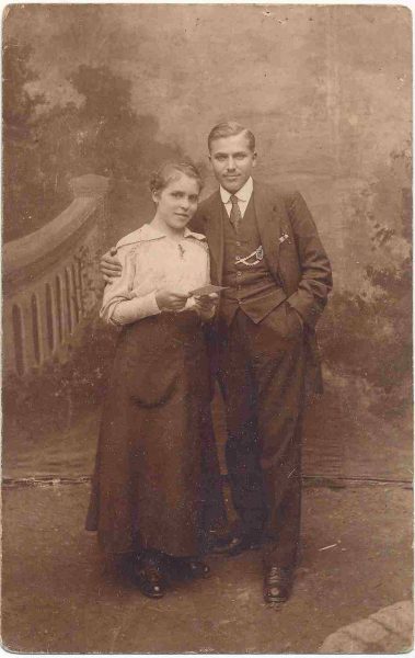 Ismeretlen fényképész (ismeretlen helyen): Fiatal pár portréja, 1905, levelezőlap