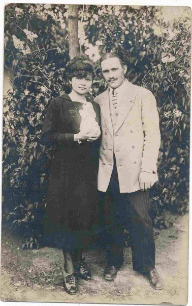 Ismeretlen fényképész (ismeretlen helyen): Szalay Elemér és menyasszonya Nagy Bözsike. Eljegyzésük 1919 nov. 19.-én, levelezőlap