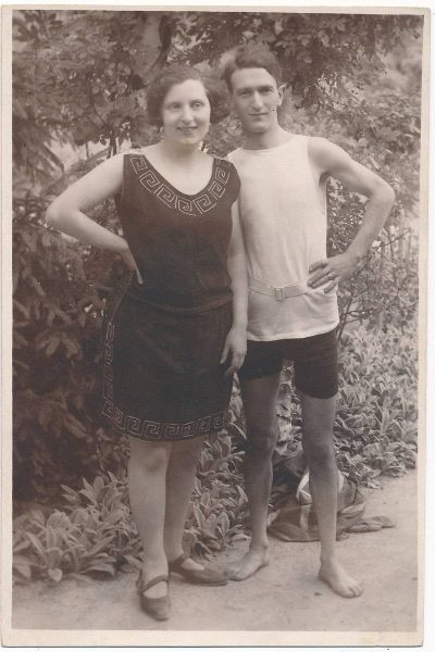 Ismeretlen fényképész (Csillaghegy): Fiatal pár, 1927, képeslap
