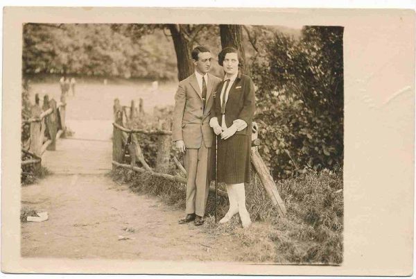 Ismeretlen fényképész (Hűvösvölgy): Fiatal pár, 1927. május 29., képeslap