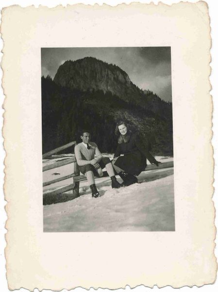 Ismeretlen fényképész (Erdély): Fiatal pár, 1940-es évek