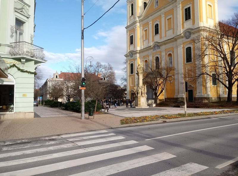 Utcarészlet Zalaegerszegen a Széchenyi téren, a felújított Mária Magdolna templommal, 2019. december. Fotó: Bognár Katalin