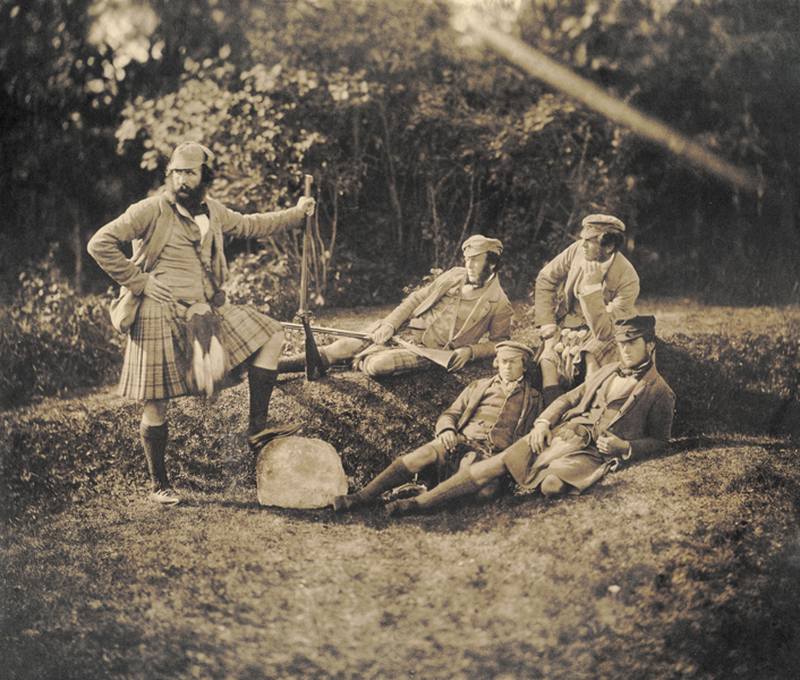 Skót vadászinasok Balmoralban. Lapméret: 50 × 68,5 cm. Képméret: 35 × 42,5 cm. 1856. Sóspapír. © ELTE Egyetemi Könyvtár