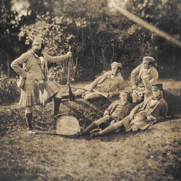 Skót vadászinasok Balmoralban. Lapméret: 50 × 68,5 cm. Képméret: 35 × 42,5 cm. 1856. Sóspapír. © ELTE Egyetemi Könyvtár