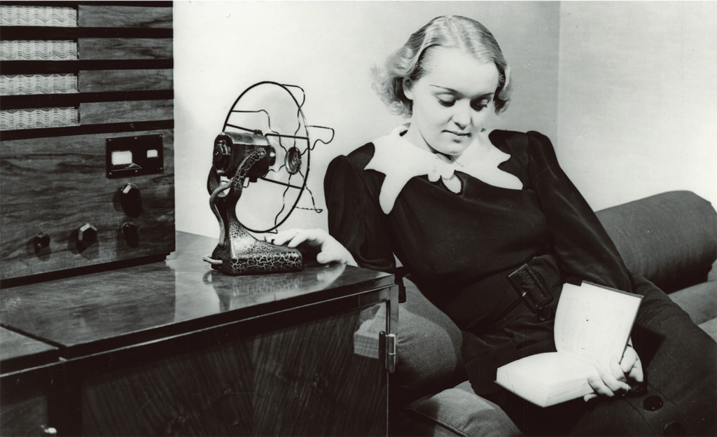 Ventillátor előtt olvasó nő, az Elektromos Művek reklámja MFI, 1930-as évek. Magyar Nemzeti Múzeum